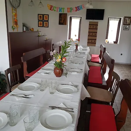 за гости живел