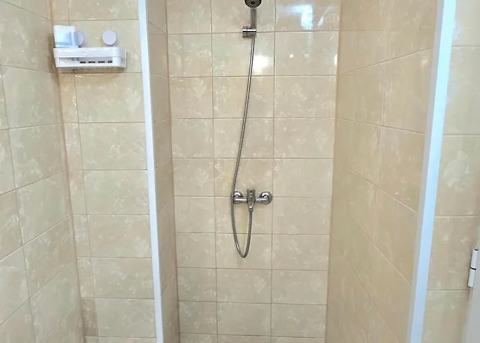 за гости живел